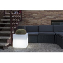 MACETERO RESINA CUBO LED...